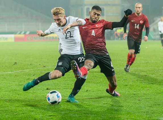 Berlin, Deutschland, 10.11.2016, U21 U 21 Laenderspiel, Deutschland - Tuerkei, Maximilian Philipp (GER) und Erol Alkan (TUR) im Zweikampf ( DeFodi507