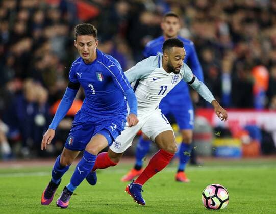 Fußball, U21 Länderspiel, England - Italien England s Nathan Redmond tussles with Italy s Antonio Barreca during the Under 21 International Friendly Länderspiel match at the St Mary s Stadium, Southampton. Picture date November 10th, 2016 Pic David Klein Sportimage EDITORIAL USE ONLY. No use with unauthorised audio, video, data, fixture lists, club league logos or live services. Online in-match use limited to 120 images, no video emulation. No use in betting, games or single club league player publications.