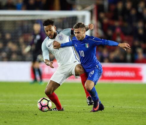 Bilder des Tages - SPORT Fußball, U21 Länderspiel, England - Italien England s Lewis Baker tussles with Italy s Federico Ricci during the Under 21 International Friendly Länderspiel match at the St Mary s Stadium, Southampton. Picture date November 10th, 2016 Pic David Klein Sportimage EDITORIAL USE ONLY. No use with unauthorised audio, video, data, fixture lists, club league logos or live services. Online in-match use limited to 120 images, no video emulation. No use in betting, games or single club league player publications.