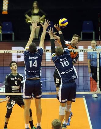 GER, DVV-Pokal, BR VOLLEYS VS. SVG LUENEBURG 10.11.2016, Max Schmeling Halle, Berlin, GER, DVV-Pokal, BR VOLLEYS VS. SVG LUENEBURG, im Bild Robert Kromm (BR Volleys 3), Michel Schlien (Lueneburg 14), Carlos Mora Sabate (Lueneburg 16) nordphotox xEngler
