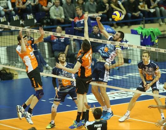 GER, DVV-Pokal, BR VOLLEYS VS. SVG LUENEBURG 10.11.2016, Max Schmeling Halle, Berlin, GER, DVV-Pokal, BR VOLLEYS VS. SVG LUENEBURG, im Bild Felix Fischer (BR Volleys 6), Tsimafei Zhukouski (BR Volleys 11), Michel Schlien (Lueneburg 14) nordphotox xEngler