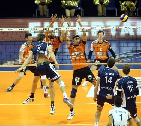 GER, DVV-Pokal, BR VOLLEYS VS. SVG LUENEBURG 10.11.2016, Max Schmeling Halle, Berlin, GER, DVV-Pokal, BR VOLLEYS VS. SVG LUENEBURG, im Bild Paul Carroll (BR Volleys 12), Felix Fischer (BR Volleys 6), Cody Kessel (Lueneburg 5) nordphotox xEngler