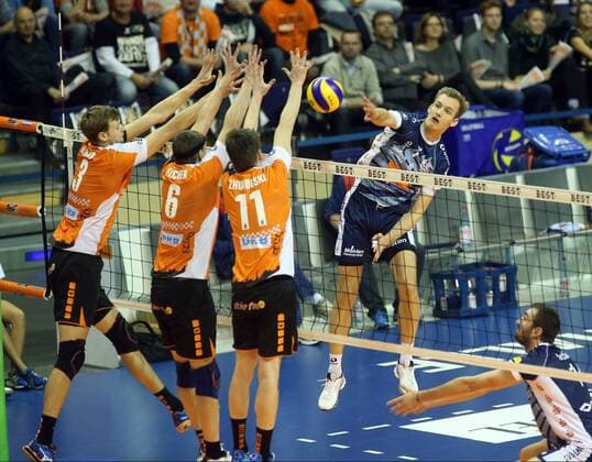 Bilder des Tages - SPORT GER, DVV-Pokal, BR VOLLEYS VS. SVG LUENEBURG 10.11.2016, Max Schmeling Halle, Berlin, GER, DVV-Pokal, BR VOLLEYS VS. SVG LUENEBURG, im Bild Robert Kromm (BR Volleys 3), Felix Fischer (BR Volleys 6), Tsimafei Zhukouski (BR Volleys 11), Jannik Poerner (Lueneburg 7) nordphotox xEngler