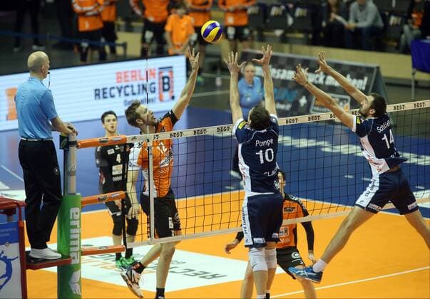 GER, DVV-Pokal, BR VOLLEYS VS. SVG LUENEBURG 10.11.2016, Max Schmeling Halle, Berlin, GER, DVV-Pokal, BR VOLLEYS VS. SVG LUENEBURG, im Bild Paul Carroll (BR Volleys 12), Matthias Pompe (Lueneburg 10), Michel Schlien (Lueneburg 14) nordphotox xEngler