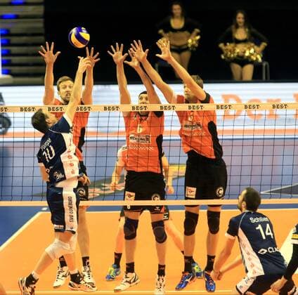GER, DVV-Pokal, BR VOLLEYS VS. SVG LUENEBURG 10.11.2016, Max Schmeling Halle, Berlin, GER, DVV-Pokal, BR VOLLEYS VS. SVG LUENEBURG, im Bild Paul Carroll (BR Volleys 12), Felix Fischer (BR Volleys 6), Robert Kromm (BR Volleys 3), Matthias Pompe (Lueneburg 10) nordphotox xEngler