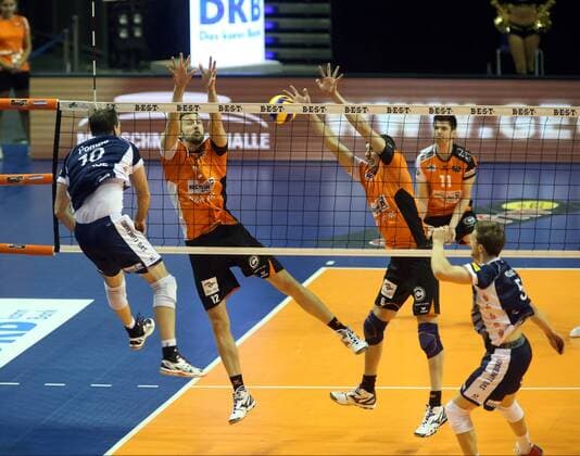 GER, DVV-Pokal, BR VOLLEYS VS. SVG LUENEBURG 10.11.2016, Max Schmeling Halle, Berlin, GER, DVV-Pokal, BR VOLLEYS VS. SVG LUENEBURG, im Bild Paul Carroll (BR Volleys 12), Felix Fischer (BR Volleys 6), Matthias Pompe (Lueneburg 10) nordphotox xEngler
