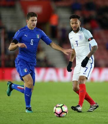 England s Lewis Baker tussles with Italy s Mattia Caldara during the Under 21 International Friendly Länderspiel match at the St Mary s Stadium, Southampton. Picture date November 10th, 2016 Pic David Klein Sportimage EDITORIAL USE ONLY. No use with unauthorised audio, video, data, fixture lists, club league logos or live services. Online in-match use limited to 120 images, no video emulation. No use in betting, games or single club league player publications.