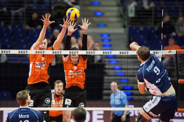 Berlin, Deutschland, 10.11.2016: Volleyball DVV Pokal Viertelfinale Saison 2016 2017 - Berlin Recycling Volleys - SVG Lueneburg. Eric Fitterer (Lüneburg 9) gegen den Block aus Graham Vigrass (BR Volleys 8), Steven Marshall (BR Volleys 2)