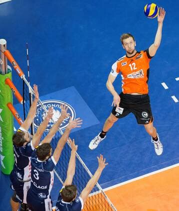 Berlin, Deutschland, 10.11.2016: Volleyball DVV Pokal Viertelfinale Saison 2016 2017 - Berlin Recycling Volleys - SVG Lueneburg. Paul Carroll (BR Volleys 12)