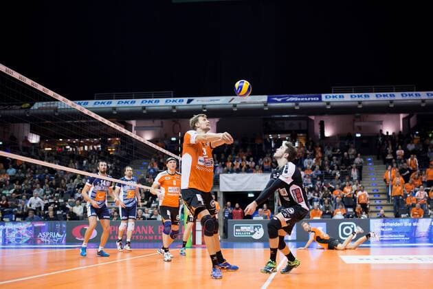 Berlin, Deutschland, 10.11.2016: Volleyball DVV Pokal Viertelfinale Saison 2016 2017 - Berlin Recycling Volleys - SVG Lueneburg. Robert Kromm (BR Volleys 3), Luke Perry (BR Volleys 4)