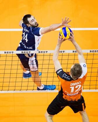 Berlin, Deutschland, 10.11.2016: Volleyball DVV Pokal Viertelfinale Saison 2016 2017 - Berlin Recycling Volleys - SVG Lueneburg. Michel Schlien (Lüneburg 14) gegen den Block aus Paul Carroll (BR Volleys 12)