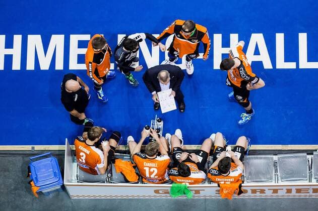Berlin, Deutschland, 10.11.2016: Volleyball DVV Pokal Viertelfinale Saison 2016 2017 - Berlin Recycling Volleys - SVG Lueneburg. Trainer Roberto Serniotti (BR Volleys), Auszeit