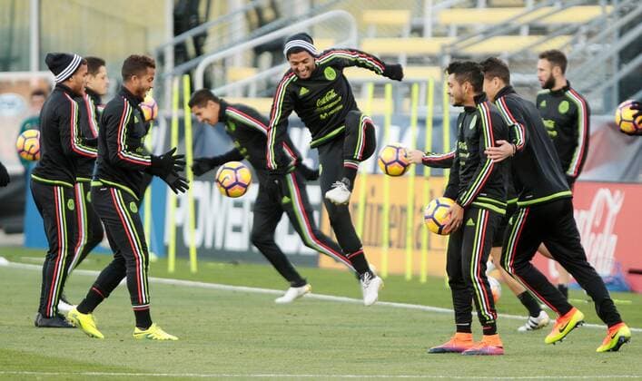 Mexico s players participate at a training session at Mapfre stadium in Columbus, Ohio, United States, 10 November 2016. Mexico will face the US during the FIFA 2018 World Cup Russia Qualifiers tomorrow. MEXICO S TRAINING SESSION !ACHTUNG: NUR REDAKTIONELLE NUTZUNG!  OHI001 20161111-636144210352899523