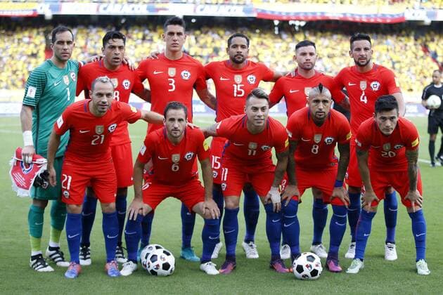 Football, Colombia vs Chile. Chile s team pose for photographers prior to the World Cup Russia 2018 qualification match against Colombia at the Metropolitan stadium in Barranquilla, Colombia. 10 11 2016 Colombia vs Chile 