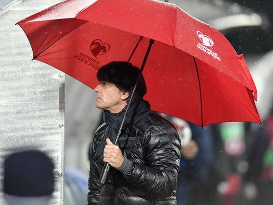 11.11.2016, Fussball WM-Qualifikation Europa, 4. Spieltag Gruppe C, Republik San Marino - Deutschland, im Stadio Olimpico in Serravalle, San Marino. Trainer Joachim Löw (Deutschland) mit seinem Regenschirm. 