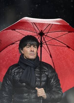 Bilder des Tages - SPORT 11.11.2016, Fussball WM-Qualifikation Europa, 4. Spieltag Gruppe C, Republik San Marino - Deutschland, im Stadio Olimpico in Serravalle, San Marino. Trainer Joachim Löw (Deutschland) mit seinem Regenschirm. 