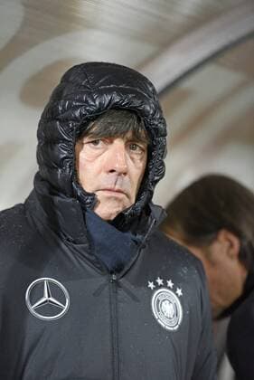 Themen der Woche Bilder des Tages - SPORT 11.11.2016, Fussball WM-Qualifikation Europa, 4. Spieltag Gruppe C, Republik San Marino - Deutschland, im Stadio Olimpico in Serravalle, San Marino. Trainer Joachim Löw (Deutschland) dick eingepackt auf der Bank. 