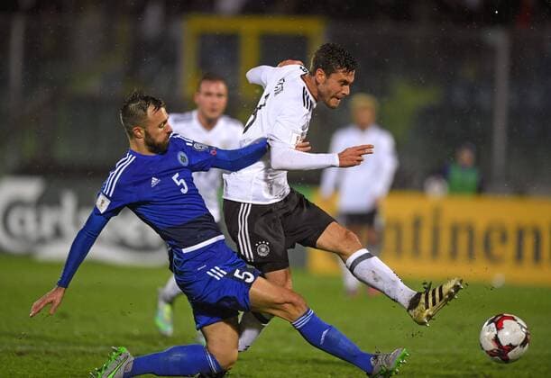 11.11.2016, Fussball WM-Qualifikation Europa, 4. Spieltag Gruppe C, Republik San Marino - Deutschland, im Stadio Olimpico in Serravalle, San Marino. Jonas Hector (Deutschland) erzilet hier das Tor zum 0:3. li: Fabio Vitaioli (San Marino). 