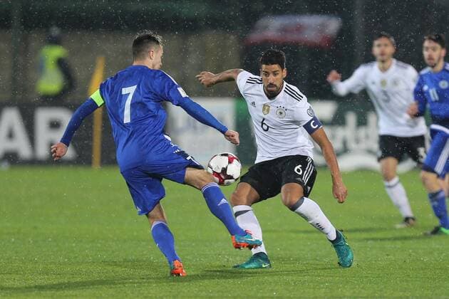 Fußball, WM Quali, San Marino - Deutschland l-r: im Zweikampf, Aktion, mit Matteo Vitaioli 7 (San Marino) und Sami Khedira 6 (Deutschland), San Marino vs. Deutschland, Fussball, WM-Qualifikation, 11.11.2016 , San Marino Copyright: xKolbert Eibner-Pressefotox EP_CKT