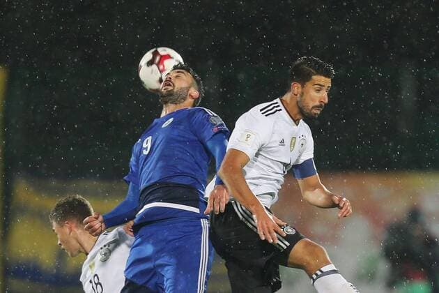 l-r: im Zweikampf, Aktion, Kopfballduell mit Mattia Stefanelli 9 (San Marino) und Sami Khedira 6 (Deutschland), San Marino vs. Deutschland, Fussball, WM-Qualifikation, 11.11.2016 San Marino Copyright: xKolbert Eibner-Pressefotox EP_CKT