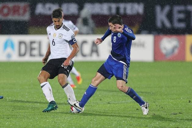 l-r: im Zweikampf, Aktion, mit Sami Khedira 6 (Deutschland) und Alex Gasperoni 8 (San Marino), San Marino vs. Deutschland, Fussball, WM-Qualifikation, 11.11.2016 , San Marino Copyright: xKolbert Eibner-Pressefotox EP_CKT