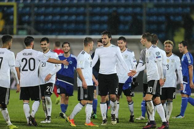 l-r: Schlussjubel der Mannschaft, Kevin Volland 20 (Deutschland), Ilka Guendogan 21 (Deutschland), Mats Hummels 5 (Deutschland), Leon Goretzka 10 (Deutschland), San Marino vs. Deutschland, Fussball, WM-Qualifikation, 11.11.2016 San Marino Copyright: xKolbert Eibner-Pressefotox EP_CKT