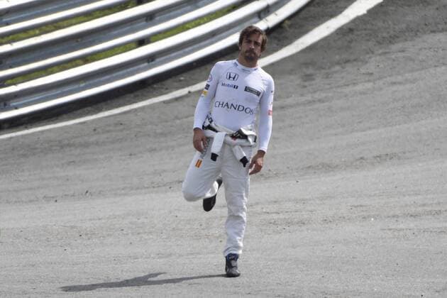 Bilder des Tages - SPORT Formula 1 F1 Grand Prix of Brazil test day at Interlagos circuit. In this picture, Fernando Alonso after having crashed. xRUBIOx  RV RACING PRESS