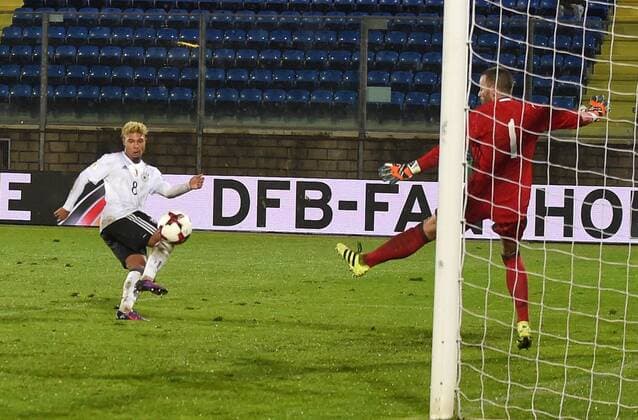 11.11.2016, Fussball WM-Qualifikation Europa, 4. Spieltag Gruppe C, Republik San Marino - Deutschland, im Stadio Olimpico in Serravalle, San Marino. Serge Gnabry (Deutschland) trifft hier gegen Torwart Aldo Simoncini (San Marino) 