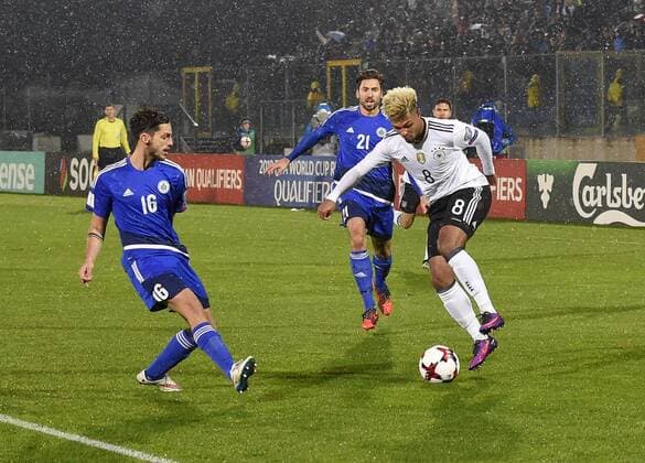 11.11.2016, Fussball WM-Qualifikation Europa, 4. Spieltag Gruppe C, Republik San Marino - Deutschland, im Stadio Olimpico in Serravalle, San Marino. v.l. Davide Cesarini (San Marino) gegen Serge Gnabry (Deutschland) 