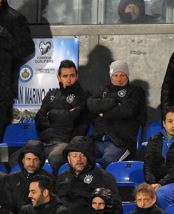 11.11.2016, Fussball WM-Qualifikation Europa, 4. Spieltag Gruppe C, Republik San Marino - Deutschland, im Stadio Olimpico in Serravalle, San Marino. Trainer-Assistent Miroslav Klose (Deutschland) sitzt auf der Tribüne. 