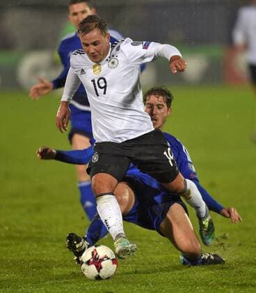 11.11.2016, Fussball WM-Qualifikation Europa, 4. Spieltag Gruppe C, Republik San Marino - Deutschland, im Stadio Olimpico in Serravalle, San Marino. Mario Götze (Deutschland) setzt sich durch. 