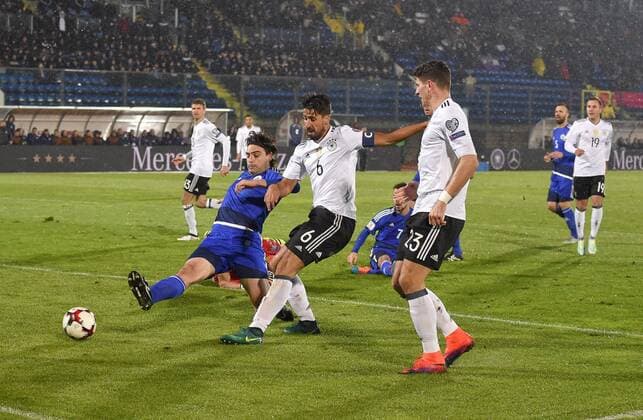 11.11.2016, Fussball WM-Qualifikation Europa, 4. Spieltag Gruppe C, Republik San Marino - Deutschland, im Stadio Olimpico in Serravalle, San Marino. Sami Khedira (Deutschland) trifft zum 0:1. 