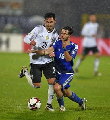 11.11.2016, Fussball WM-Qualifikation Europa, 4. Spieltag Gruppe C, Republik San Marino - Deutschland, im Stadio Olimpico in Serravalle, San Marino. v.l. Ilkay Gündogan (Deutschland) gegen Davide Cesarini (San Marino) 