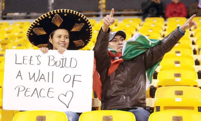 Bilder des Tages - SPORT Two Mexico fans cheer on their team before the FIFA 2018 World Cup Russia Qualifiers match at Mapfre stadium in Columbius, Ohio, United States, 11 November 2016. US VS. MEXICO !ACHTUNG: NUR REDAKTIONELLE NUTZUNG!  COL001 20161112-636145096207566842