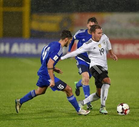11.11.2016, Fussball WM-Qualifikation Europa, 4. Spieltag Gruppe C, Republik San Marino - Deutschland, im Stadio Olimpico in Serravalle, San Marino. v.l. Davide Cesarini (San Marino) gegen Mario Götze (Deutschland) 