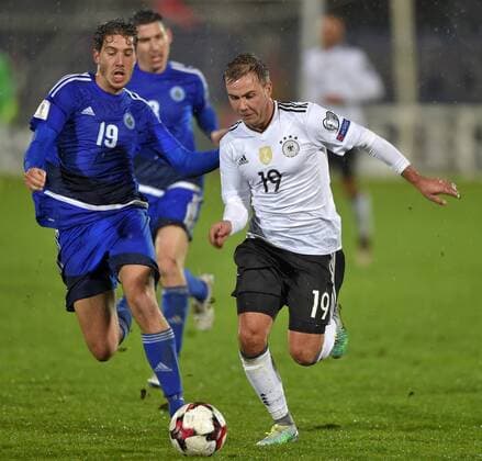 11.11.2016, Fussball WM-Qualifikation Europa, 4. Spieltag Gruppe C, Republik San Marino - Deutschland, im Stadio Olimpico in Serravalle, San Marino. v.l. Luca Tosi (San Marino) gegen Mario Götze (Deutschland) 