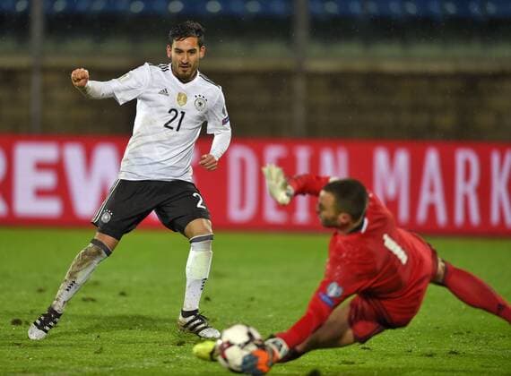11.11.2016, Fussball WM-Qualifikation Europa, 4. Spieltag Gruppe C, Republik San Marino - Deutschland, im Stadio Olimpico in Serravalle, San Marino. v.l. Ilkay Gündogan (Deutschland) gegen Torwart Aldo Simoncini (San Marino) 