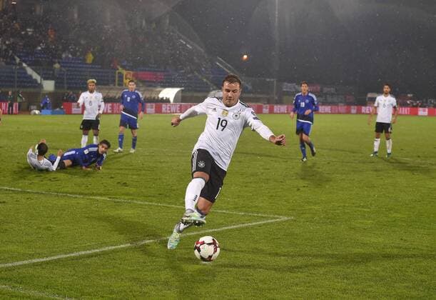 11.11.2016, Fussball WM-Qualifikation Europa, 4. Spieltag Gruppe C, Republik San Marino - Deutschland, im Stadio Olimpico in Serravalle, San Marino. Mario Götze (Deutschland) am Ball. 