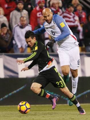 Mexico national team Nationalteam Hirving Lazano (L) in action against United States John Brooks (R) during the first half of their FIFA World Cup WM Weltmeisterschaft Fussball qualifying game at Mapfre Stadium in Columbus Ohio, USA, 10 November 2016. USA VS MEXICO !ACHTUNG: NUR REDAKTIONELLE NUTZUNG!  ML01 20161112-636145220882539671