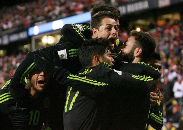 Mexico national team Nationalteam players celebrate after scoring a goal during the first half of their FIFA World Cup WM Weltmeisterschaft Fussball qualifying game at Mapfre Stadium in Columbus Ohio, USA, 11 November 2016. USA VS MEXICO !ACHTUNG: NUR REDAKTIONELLE NUTZUNG!  ML01 20161112-636145220916236103