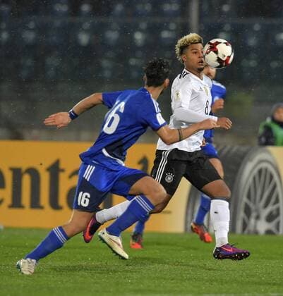 11.11.2016, Fussball WM-Qualifikation Europa, 4. Spieltag Gruppe C, Republik San Marino - Deutschland, im Stadio Olimpico in Serravalle, San Marino. Serge Gnabry (re, Deutschland) am Ball. 