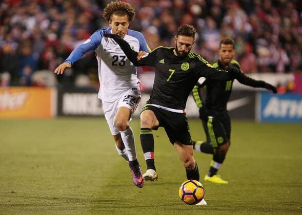 Mexico national team Nationalteam Mauael Carona (c) in action against United States Fabian Johnson (L) during the first half of their FIFA World Cup WM Weltmeisterschaft Fussball qualifying game at Mapfre Stadium in Columbus Ohio, USA, 10 November 2016. USA VS MEXICO !ACHTUNG: NUR REDAKTIONELLE NUTZUNG!  ML01 20161112-636145231217516169