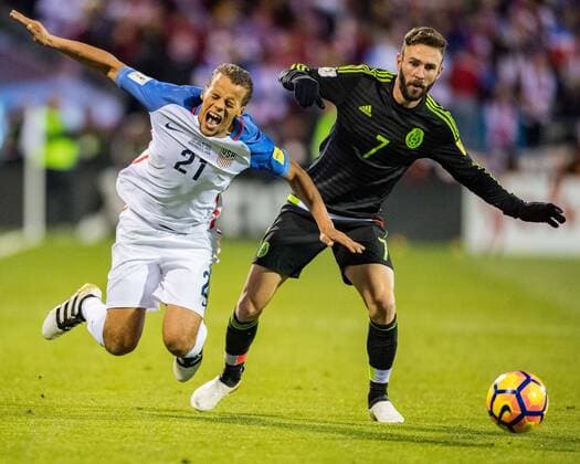 USA s Timmy Chandler (21) during the Men s International Soccer World Cup Qualifier match between Mexico and the United States at MAPFRE Stadium on Nov 11, 2016 in Columbus, OH. CSM Soccer 2016: Mexico vs United States NOV 11 - ZUMAc04_ 20161111_zaf_c04_202