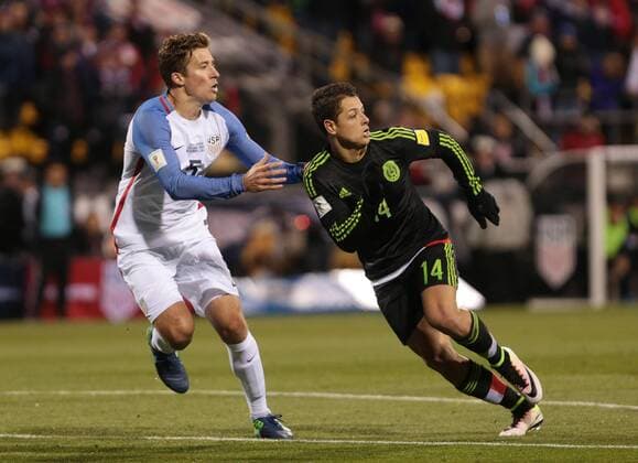 Mexico national team Nationalteam Javier Hernández (R) in action against United States Matt Besleer (L) during the first half of their FIFA World Cup WM Weltmeisterschaft Fussball qualifying game at Mapfre Stadium in Columbus Ohio, USA, 10 November 2016. USA VS MEXICO !ACHTUNG: NUR REDAKTIONELLE NUTZUNG!  ML01 20161112-636145242780097748