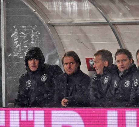 11.11.2016, Fussball WM-Qualifikation Europa, 4. Spieltag Gruppe C, Republik San Marino - Deutschland, im Stadio Olimpico in Serravalle, San Marino. li: Trainer Joachim Löw (Deutschland) nachdenklich. 