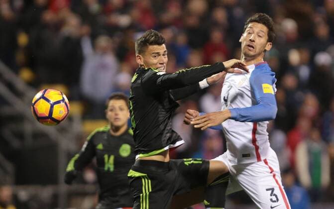 Mexico national team Nationalteam Héctor Moreno (L) in action against United States Omar González (R) during the first half of their FIFA World Cup WM Weltmeisterschaft Fussball qualifying game at Mapfre Stadium in Columbus Ohio, USA, 10 November 2016. USA VS MEXICO !ACHTUNG: NUR REDAKTIONELLE NUTZUNG!  ML01 20161112-636145248865407037