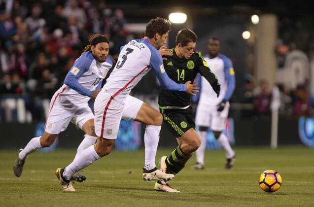 Mexico national team Nationalteam Javier Hernández (R) in action against United States Omar González (L) during the first half of their FIFA World Cup WM Weltmeisterschaft Fussball qualifying game at Mapfre Stadium in Columbus Ohio, USA, 10 November 2016. USA VS MEXICO !ACHTUNG: NUR REDAKTIONELLE NUTZUNG!  ML01 20161112-636145249483174957