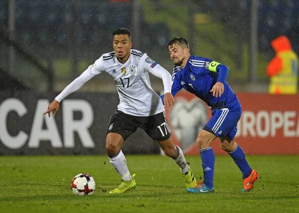 11.11.2016, Fussball WM-Qualifikation Europa, 4. Spieltag Gruppe C, Republik San Marino - Deutschland, im Stadio Olimpico in Serravalle, San Marino. Benjamin Henrichs (li, Deutschland) am Ball. 