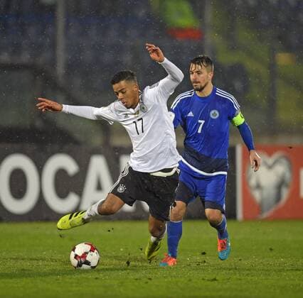 11.11.2016, Fussball WM-Qualifikation Europa, 4. Spieltag Gruppe C, Republik San Marino - Deutschland, im Stadio Olimpico in Serravalle, San Marino. Benjamin Henrichs (li, Deutschland) am Ball gegen Matteo Vitaioli (San Marino). 