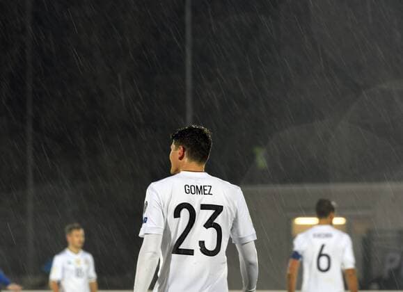 11.11.2016, Fussball WM-Qualifikation Europa, 4. Spieltag Gruppe C, Republik San Marino - Deutschland, im Stadio Olimpico in Serravalle, San Marino. Mario Gomez (Deutschland) steht im Regen. 